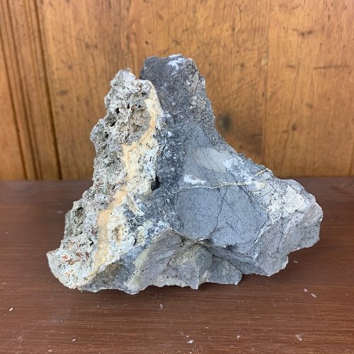 Piedra natural de origen volcánico tiene unas medidas de 12x14