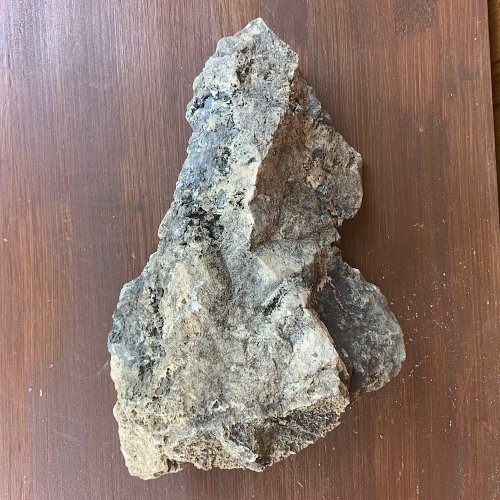 Piedra SUISEKI natural de origen volcánico tiene unas medidas de 18x15 cm