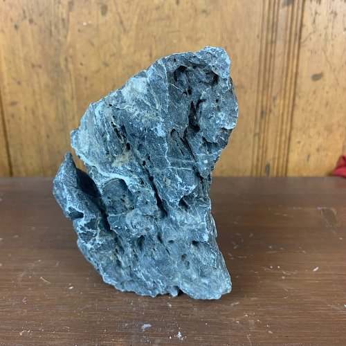 Piedra SUISEKI natural de origen volcánico tiene unas medidas de 30x22 cm