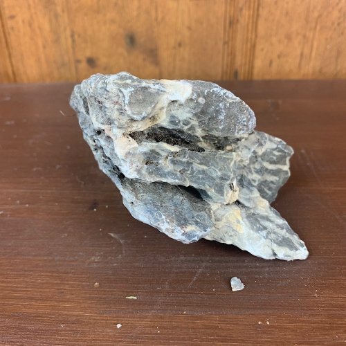 Piedra SUISEKI natural de origen volcánico tiene unas medidas de 18x14 cm