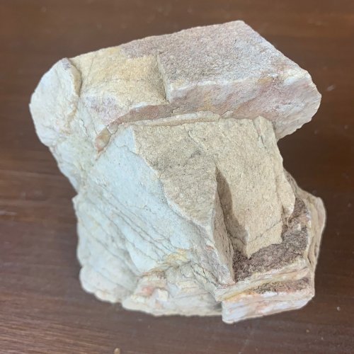 Piedra SUISEKI natural de origen volcánico tiene unas medidas de 10x10 cm