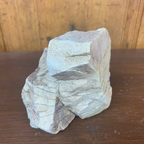Piedra SUISEKI natural de origen volcánico tiene unas medidas de 10x10 cm